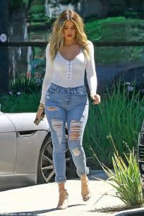 Khloe Kardashian Shows Off Enviable Figure In Tight Jeans Daily Mail Online