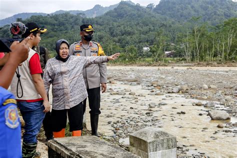 Banjir Dan Longsor Di Trenggalek Mensos Dirikan 4 Lumbung Sosial