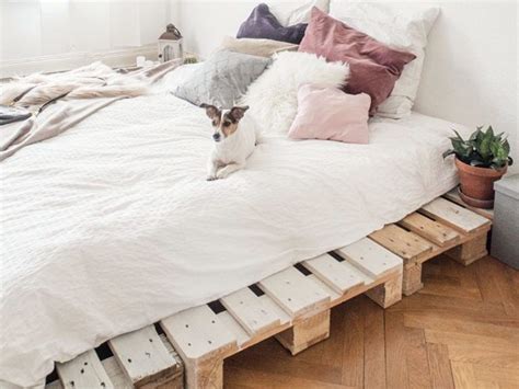 Sie schwören auf den „shabby chick der schlafmöbel aus. DIY-Anleitung: Einfaches Bett aus Paletten selber bauen ...