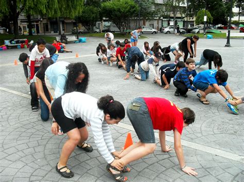Jugar al aire libre desarrolla las habilidades sociales de los pequeños, y también los ayuda a combatir la obesidad infantil. 00483 Carrera de gusanos - Juegos para niños