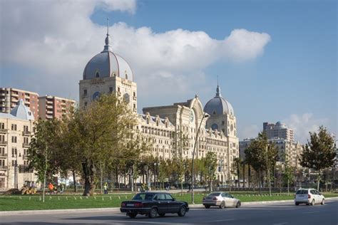 Cars rushing through the ancient city — only on the formula 1 track in baku. Bakou, bluffante capitale d'Azerbaïdjan - Blog voyage