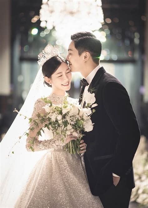 Korean Star Couple Lee Seung Gi Lee Da In Release Official Wedding Photos