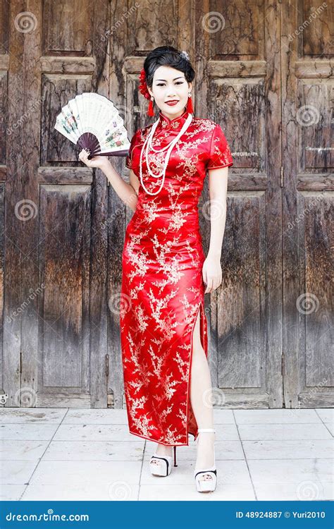 Cheongsam Tradicional Del Vestido Rojo Chino De La Mujer Imagen De Archivo Imagen De Ropa