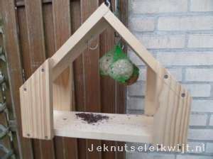 Zet een leuk vogelvoederhuisje neer in de tuin en help de vogels! Vogelvoederhuisje.
