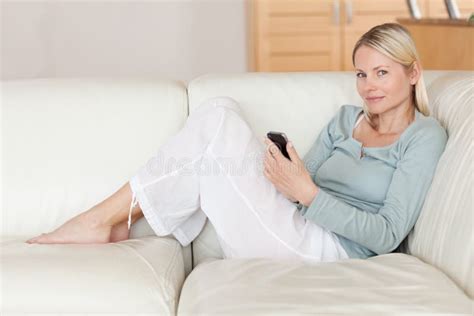Frau Auf Dem Sofa Mit Ihrem Smartphone Stockfoto Bild Von Relax Bequemlichkeit