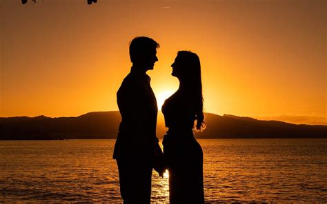 Couple 4K Wallpaper, Silhouette, Sunset, Backlit, Seascape, Yellow, Dawn, Beach, Romantic, Love ...