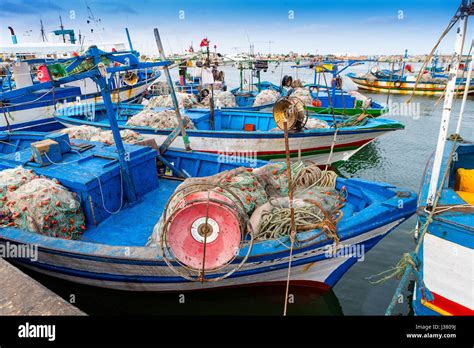 Bateau De Pêche Traditionnel Dans Rhoumt Souk Marina Tunisie Bateaux