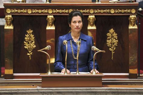 L'autobiographie de simone veil est un livre empli de force et d'espoir, on y découvre au fil des pages le courage d'une jeune fille qui deviendra femme et permettra de grandes avancées des droits des femmes. Simone Veil, François Hollande, Nicolas Sarkozy : la Ve ...