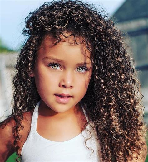 Beautiful Baby Girl With Green Eyes And Curls Id Es De Coiffures