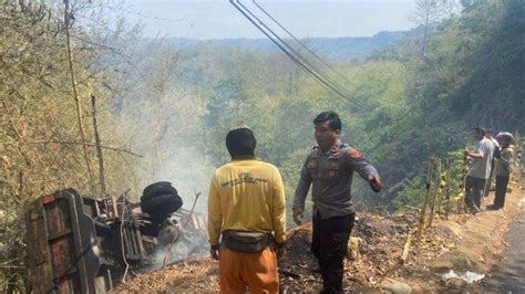 Sopir Dan Kernet Terluka Imbas Truk Terguling Ke Jurang Dan Terbakar Di