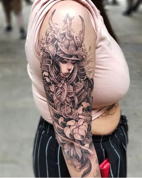 Traditional samurai tattoos come from japan and use a special technique to create them, which is despite being a difficult and painful process, both male and female tattoo lovers are not dissuaded. Pin de Emily Gray em • Art • | Tatuagem de gueixa ...