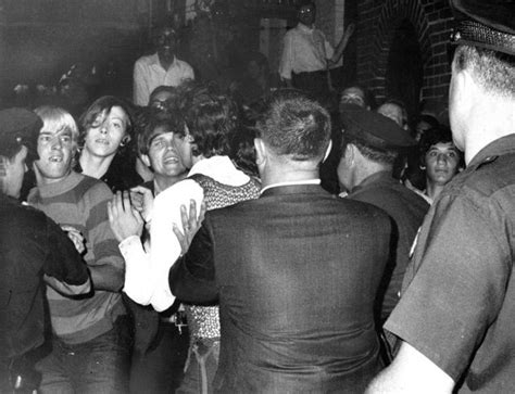 Stonewall La Hist Rica Noche En Que Los Gays Se Rebelaron En Un Bar De Nueva York Y Cambiaron