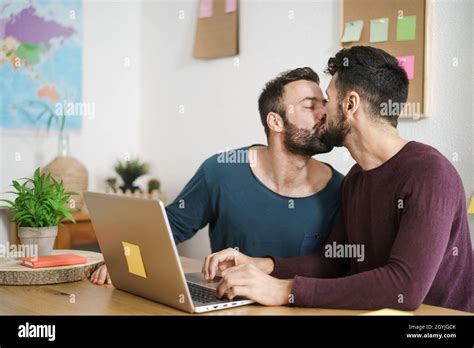 Schwule Männer Küssen Fotos Und Bildmaterial In Hoher Auflösung Alamy