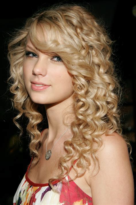 10 let's start off with taylor's black hair. Taylor Swift's Beauty Evolution - Taylor Swift's Beauty ...