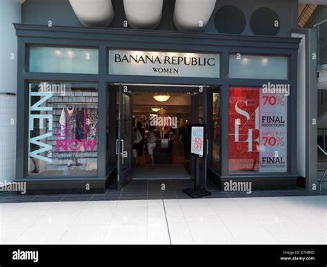 Banana Republic Shop Front Hi Res Stock Photography And Images Alamy