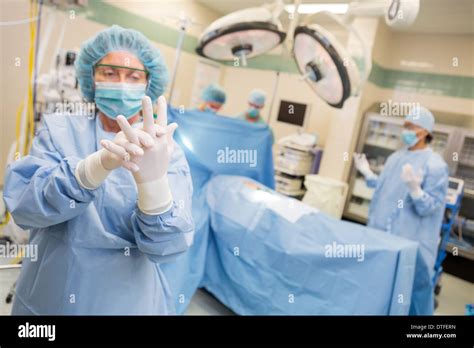 Chirurgin Mit Handschuhen Fotos Und Bildmaterial In Hoher Auflösung