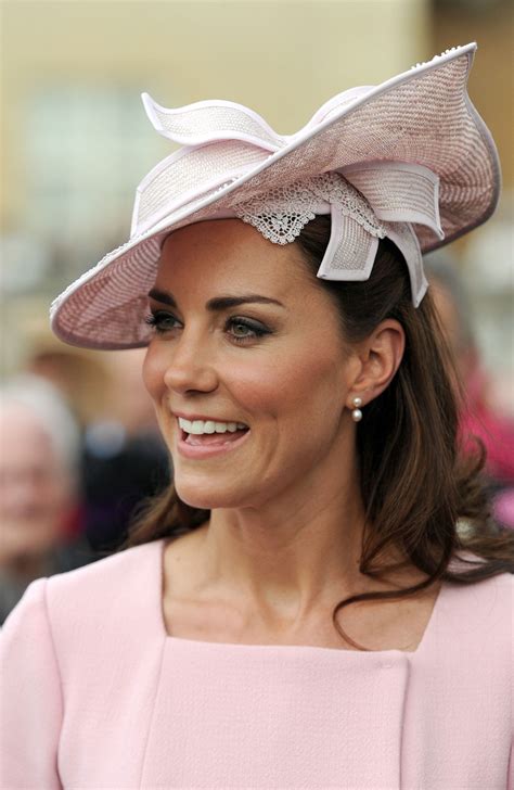 Kate middleton, une maman comme les autres : KATE MIDDLETON Attends at Buckingham Palace Garden Party ...