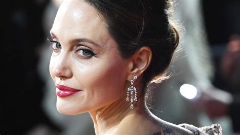 Angelina Jolie Posiert Nackt Für Amerikanisches Modemagazin Harpers Bazaar