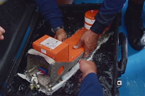Airasia Crash Divers Find Black Boxes Retrieve One Of Them Ctv News
