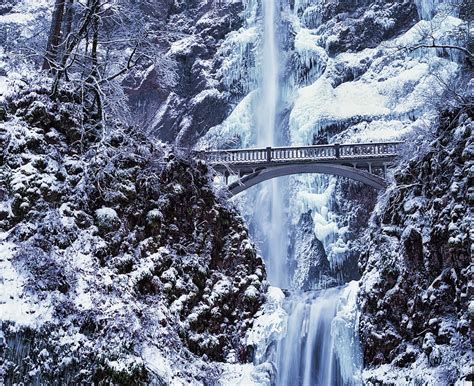 Winter Formations On Oregons Multnomah Falls Photograph By Larry