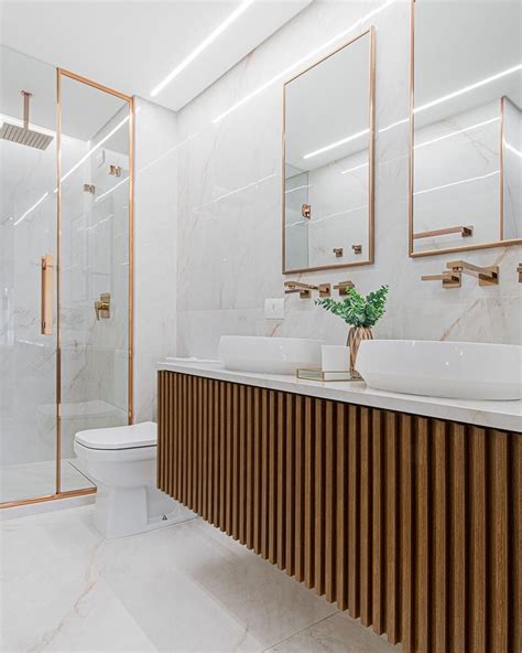 Banheiro contemporâneo com banheira integrado ao closet com decor branco e rose gold Decor