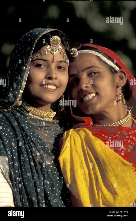 Indien Rajasthan Jaipur Rajasthan Zwei Mädchen In Tracht Mr Stockfotografie Alamy