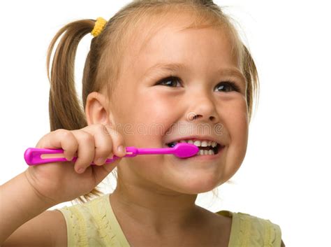 Het Meisje Maakt Tanden Schoon Gebruikend Tandenborstel Stock Foto