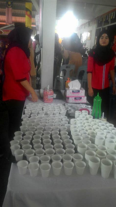 Buat banyak nanti takde yg nak makan pulak. Katering Aiskrim Gula Apong utk majlis perkahwinan di MUC ...