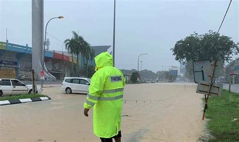 Terdahulu, jabatan meteorologi malaysia memaklumkan ramalan cuaca bahaya tahap merah membabitkan beberapa daerah di kelantan sehingga esok. Amaran cuaca buruk di enam daerah di Kelantan