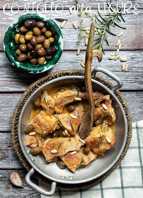 La carne tenera del coniglio è perfetta se accompagnate alle olive. Coniglio alla ligure. Ricetta regionale semplice e ricca ...