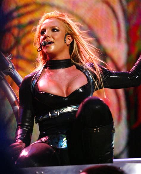 Britney Wore A Supersexy Costume During Her Onyx Hotel Tour In 2004 Sexy Britney Spears Stage