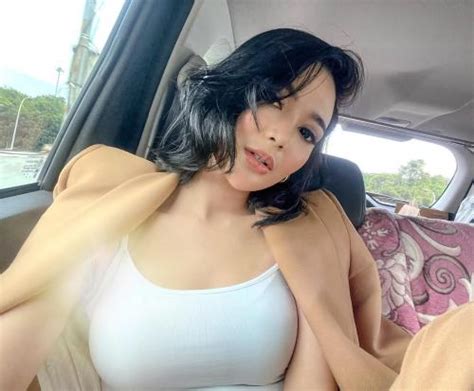 Selfie Cantik Wika Salim Pakai Tanktop Ketat Bikin Salfok Netizen