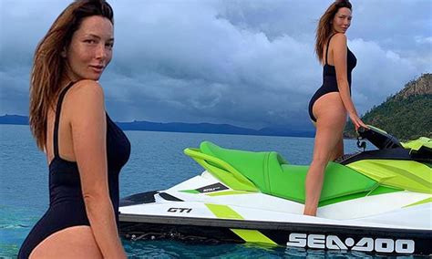 Ricki Lee Coulter Sends Fans Wild As She Flaunts Her Pert Derrière In A Racy Swimsuit Daily