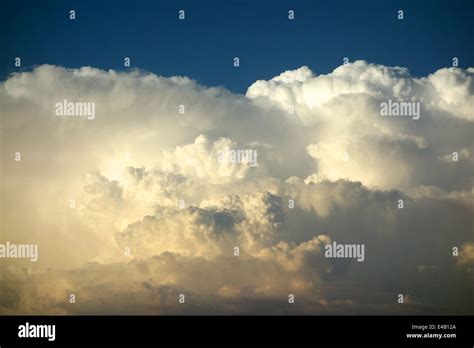 A Towering Cumulonimbus Cloud Stock Photo Alamy