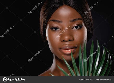 アフリカ系アメリカ人の裸の女性で緑のヤシの葉が黒い ストック写真 IgorVetushko