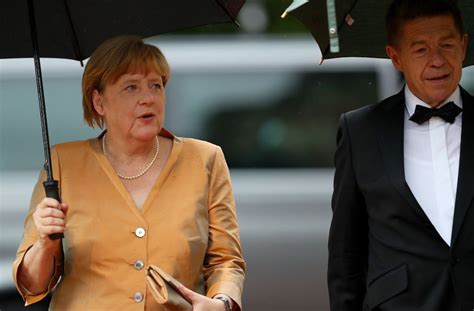 Selbst Ist Die Frau Bundeskanzlerin Angela Merkel Trug Ihren Schirm