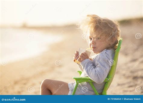 Fille sur la plage photo stock Image du plaisir détente 73186654