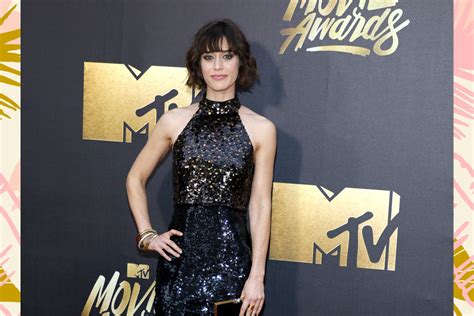 lizzy caplan is here for a ‘mean girls sequel addresses lindsay lohan s comeback