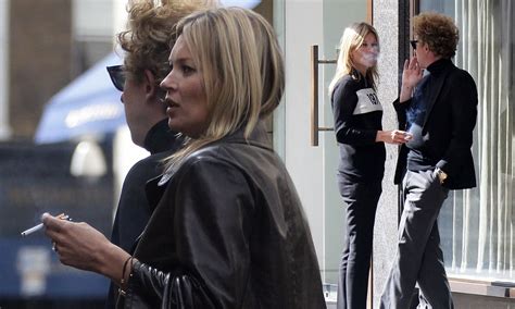 Kate Moss Spotted Puffing On A Cigarette During London Shopping Trip Daily Mail Online
