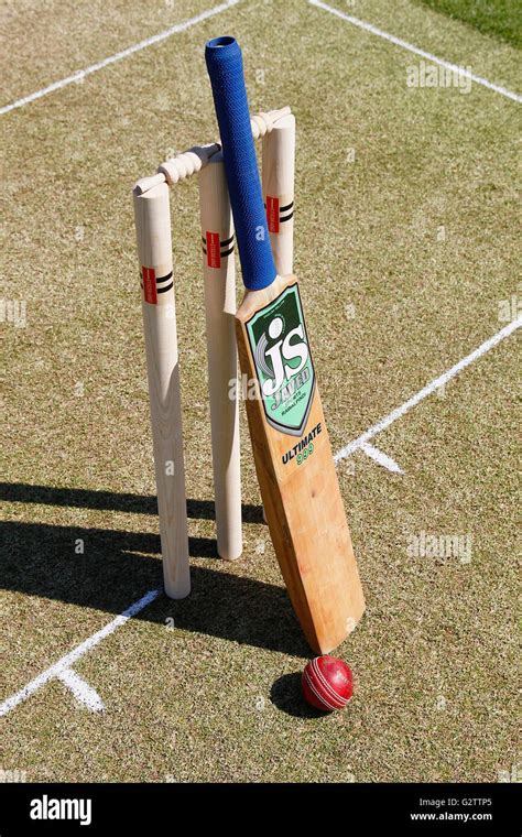 Cricket Ball Bat Hi Res Stock Photography And Images Alamy