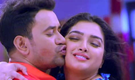 bhojpuri couple amrapali dubey dinesh lal yadav aka nirahua s hot liplock sensuous kiss on