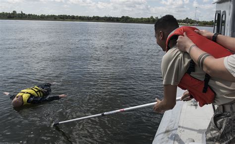 Sailors Navigate Airmen Through Joint Boating Course