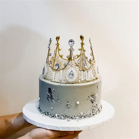 Classy Queens Crown Cake In Grey