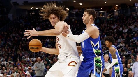 Look Robin Lopez Teases Twin Brother Brook Lopez During Cavaliers Bucks Game