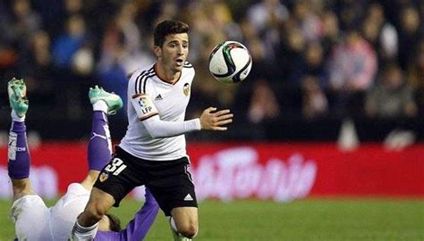 وسيدخل تشيلسي المباراة كامل العدد تقريبا مع غياب غير مؤثر نوعا ما للكرواتي ماتيو كوفاسيتش، بينما سيغيب عن الريال 4 من أبرز لاعبيه بسبب الإصابة وهم، صخرة دفاعه. الريال وتشيلسي يتنافسان على ضم ظهير فالنسيا - شبكة رصد ...