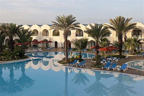 Podél krásného bazénu jsou také plně k dispozici lehátka s nebesy, kde můžete prožít pohodový a odpočinkový den. Sentido Djerba Beach - Tunisko - CK Fischer