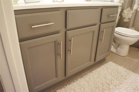 Old painting bathroom vanity before and after. It's a pretty Prins life: Bathroom Redo- The Before ...