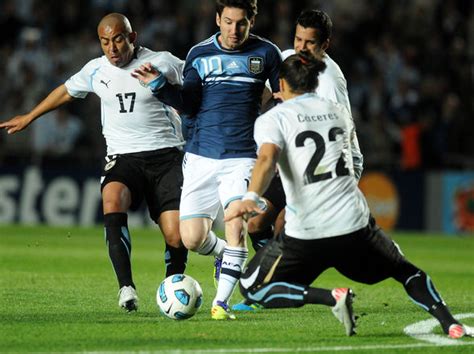 In 2010, there were over 10,000 argentines living in uruguayan territory. Argentina v Uruguay Copa America Group B Match Preview