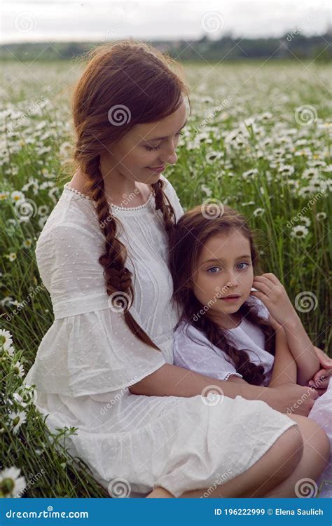 Madre Con Su Hija Con Un Vestido Blanco Y Un Puesto De Sombrero Imagen