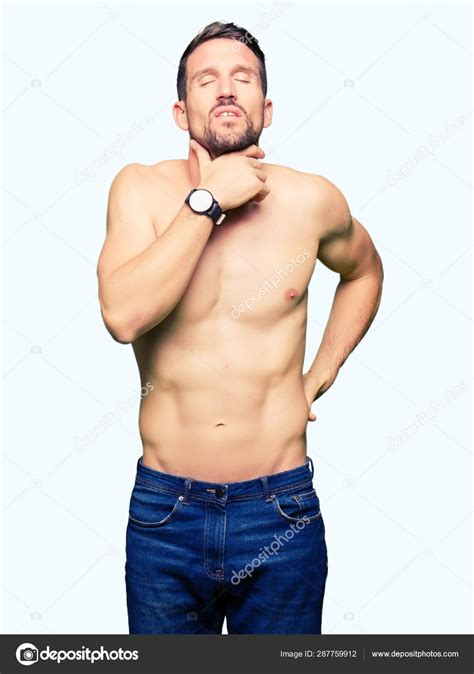 Hombre Guapo Sin Camisa Mostrando Pecho Desnudo Tocando Cuello Doloroso fotografía de stock